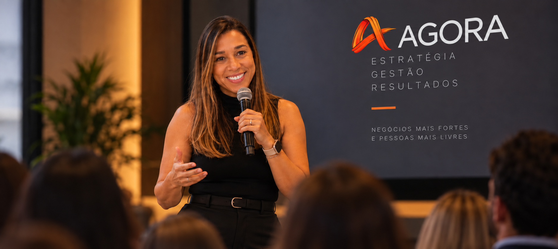 Alessandra Castro apresentando em evento AGORA